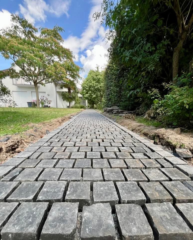 Allée en pavés de pierre naturelle réalisé par Jardins du Rhin
