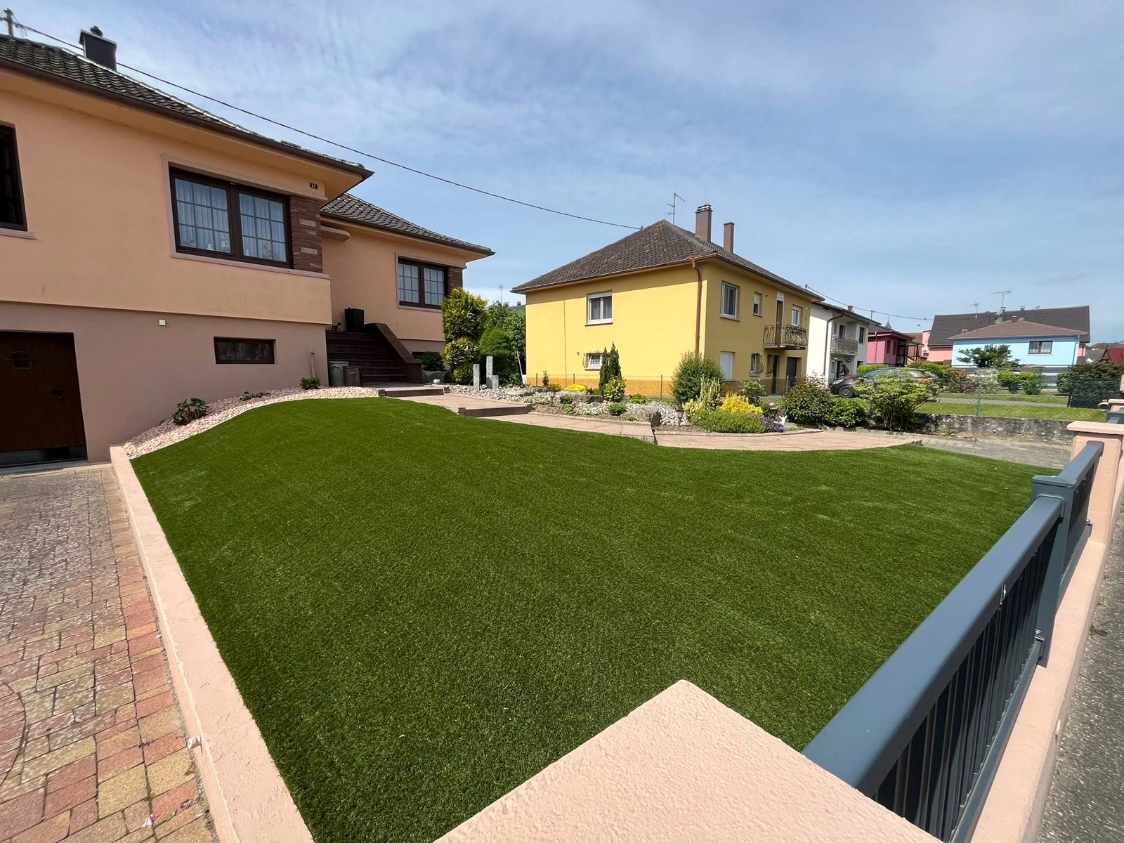 Gazon synthétique et aménagement de jardin réalisé par Jardins du Rhin